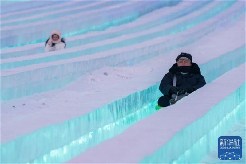Харбин: 521-метровая ледяная горка привлекает посетителей