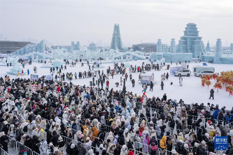 Харбин: 521-метровая ледяная горка привлекает посетителей