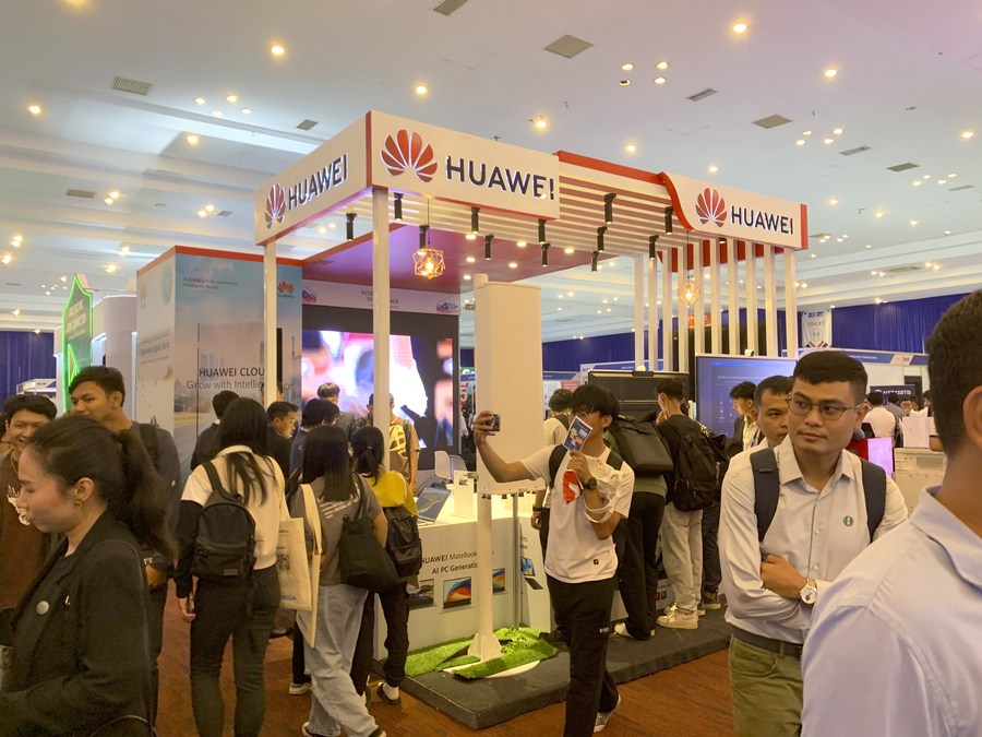 Китайские технологические компании принимают участие в выставке цифровых технологий в столице Камбоджи