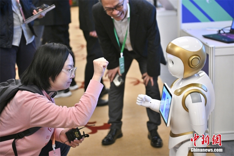 В Пекине проходят соревнования в сфере антропоморфной робототехники