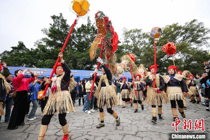 Народность дун в провинции Гуйчжоу встретила праздник Сама
