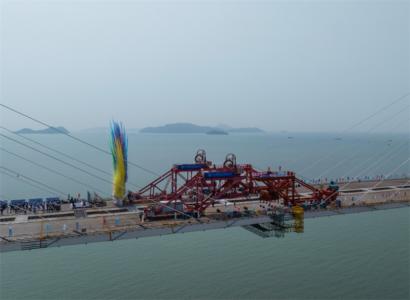 Осуществлена смычка моста порта Гаолань через морской канал Хуанмао в провинции Гуандун