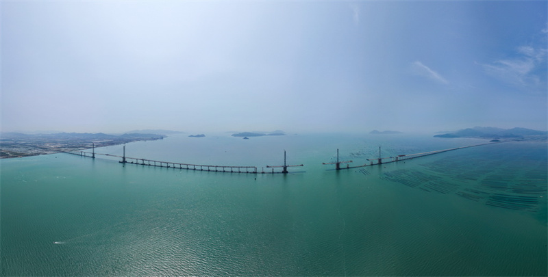 Осуществлена смычка моста порта Гаолань через морской канал Хуанмао в провинции Гуандун