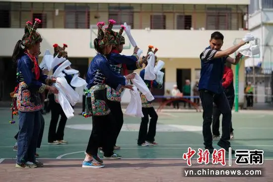 В школе Юньнани ввели уроки традиционного танца с барабанами