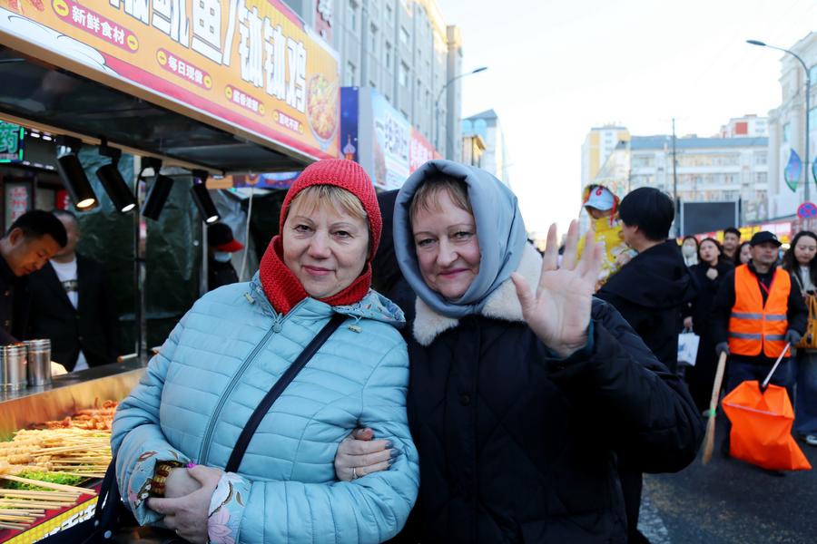В городе Хэйхэ на китайско-российской границе вновь открыт международный ночной рынок